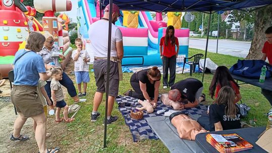 kilka osób pod namiotem ćwiczą pierwszą pomoc medyczną w czasie pikniku organizowanego przez OSP KSRG Biecz