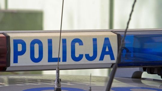 zdjęcie przedstawia policyjnego koguta na dachu radiowozu