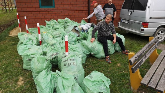 Biecz. Sprzątanie brzegów Ropy, zebrano ponad 50 worków odpadów.