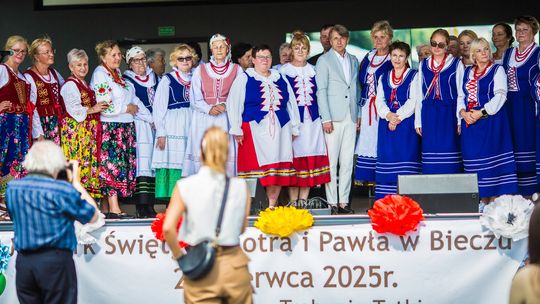 zdjęcie przedstawia grupę osób na scenie
