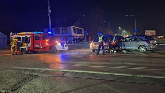 zdjęcie przedstawia rozbite samochody