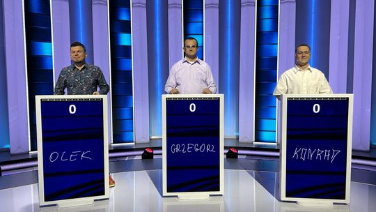 zdjęcie przedstawia trzech mężczyzn w studio za pulpitami