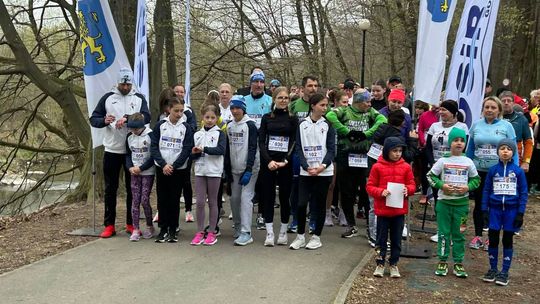 zdjęcie przedstawia grupę osób na starcie szykującą się do biegu