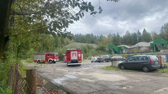 Zdjęcie przedstawia straż pożarną na miejscu zdarzenia