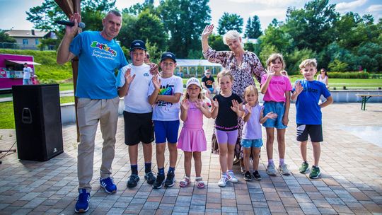 zdjęcie przedstawia grupę dzieci z dwójką dorosłych