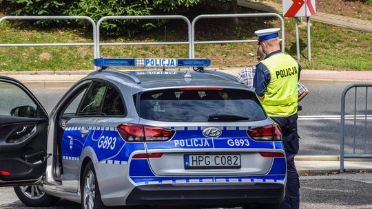 zdjęcie przedstawia policyjny radiowóz