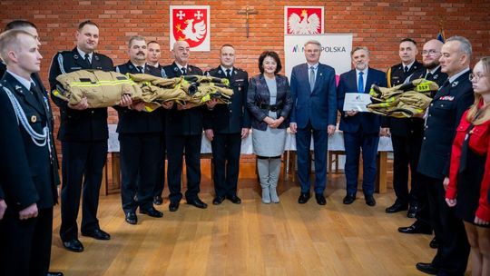 Przekazanie odzieży ochronnej dla jednostek OSP w Biesnej