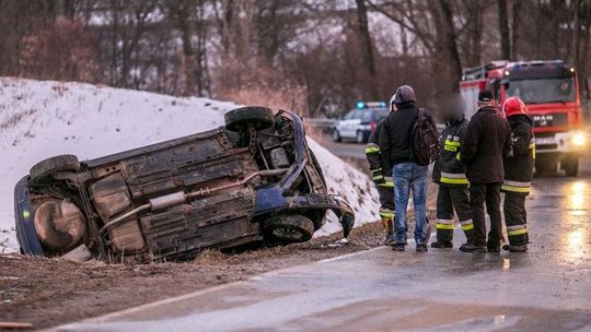 Błoto na drodze, opel na dachu