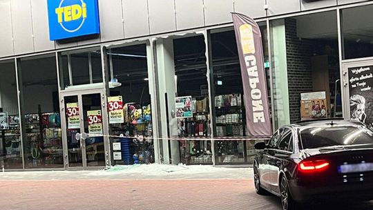 zdjęcie przedstawia zniszczoną witrynę sklepową