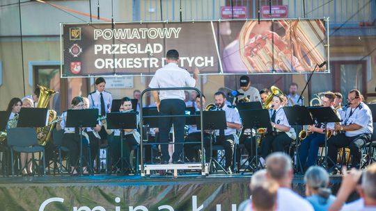 zdjęcie przedstawia muzyków orkiestry dętej na scenie