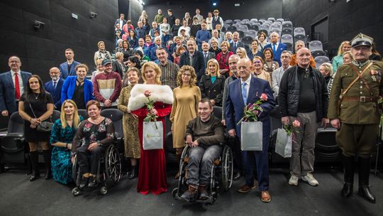 zdjęcie przedstawia grupę osób w kinie