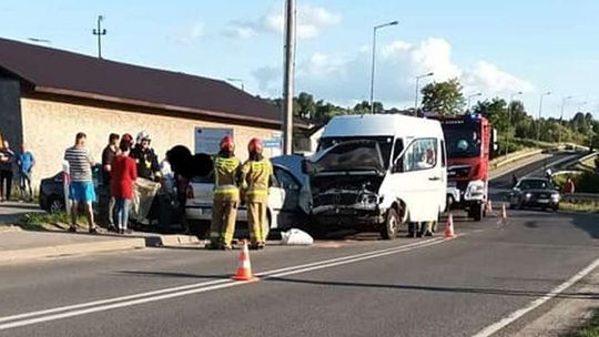 Bobowa. Bus przewożący pasażerów zderzył się z volkswagenem