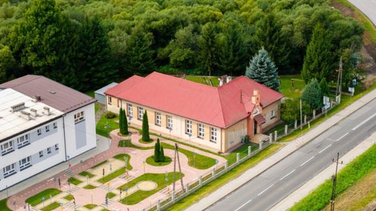 Zdjęcie przedstawia budynek w Bobowej