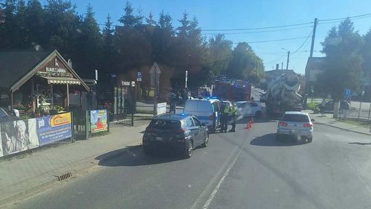 Bobowa. Kolizja pojazdów na ul. Węgierskiej zdjęcie przedstawia samochody stojące na jezdni obok nich straż pożarna i policjanci