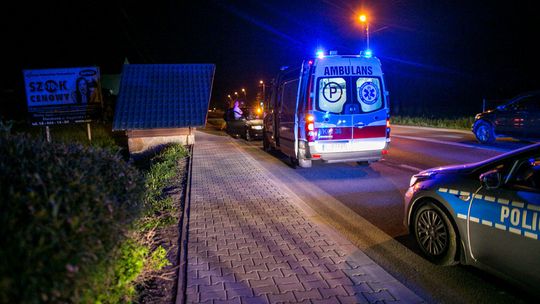 Bobowa. Poważna kolizja pojazdów na DW 981 zdjęcie przedstawia karetkę stojącą na jezdni w nocy