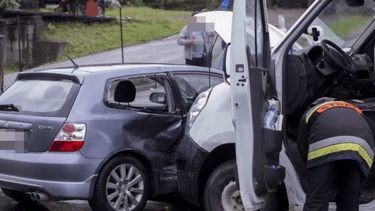 Bobowa: Roczne dziecko trafiło do szpitala po zderzeniu busa i osobówki AKTUALIZACJA