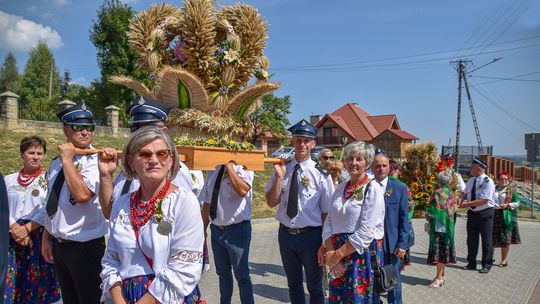 wieniec dożynkowy niesiony przez rolników