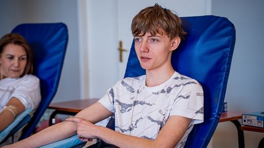 zdjęcie przedstawia dwóch mężczyzn