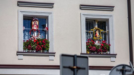 zdjęcie przedstawia ołtarze w oknach