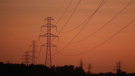 zdjęcie przedstawia słupy energetyczne