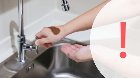 zdjęcie przedstawia rękę podstawioną pod kran