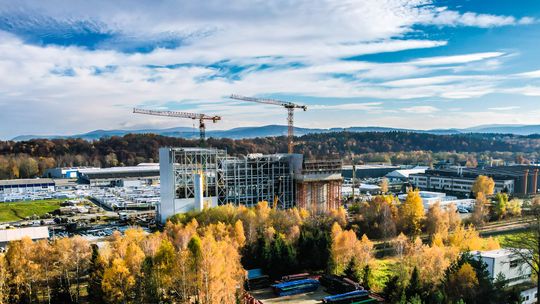 zdjęcie przedstawia budowę i dźwigi nad nią