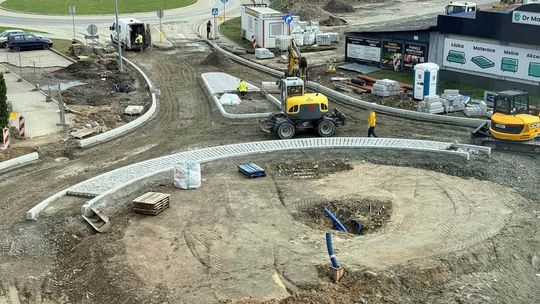 zdjęcie przedstawia budowę ronda w mieście