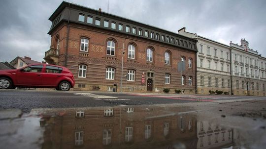 Budżet powiatu gorlickiego uchwalony. Blisko połowa radnych wstrzymała się od głosu zdjęcie przedstawia budynek z cegły w mieście