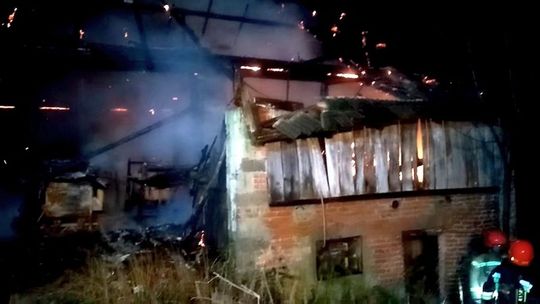 Bugaj. Pożar zabudowań gospodarczych. W otoczeniu dom mieszkalny zdjęcie przedstawia spaloną stodołę