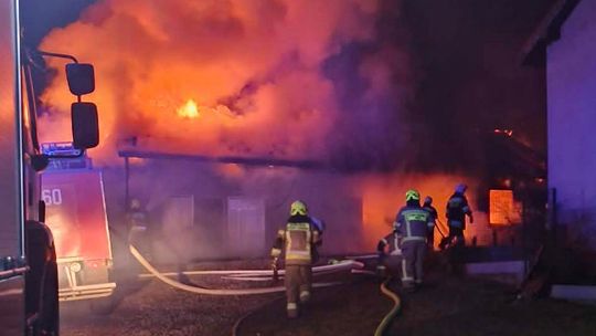 zdjęcie przedstawia spaloną stodołę