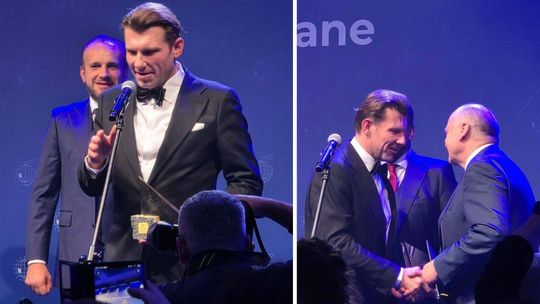 Zdjęcie przedstawia Rafała Kuklę odbierającego nagrodę