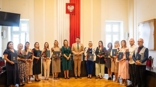 Zdjęcie przedstawia mianowanie pedagogów