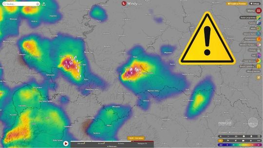 mapa pogody z oznaczonym terenem gdzie występuje burza w powiecie  gorlickim, obok czarny wykrzyknik na zółtym trójkącie