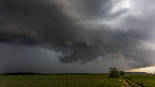 Zdjęcie przedstawia chmurę burzową
