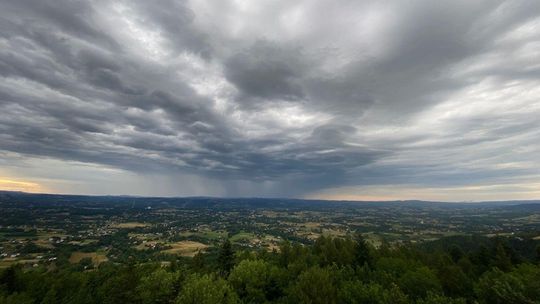 Zdjęcie przedstawia panoramę na opad burziwy