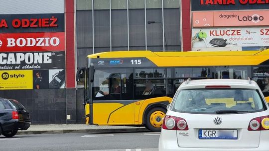 Ceny przejazdów autobusami MZK w górę. Sprawdź, które bilety podrożeją najbardziej zdjęcie przedstawia autobus i samochody jadące po miejskiej ulicy