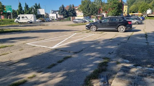 zdjęcie przedstawia kopertę namalowaną na betonowych płytach parkingu w Gorlicach