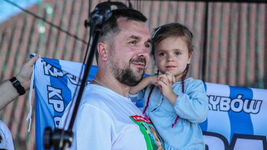 zdjęcie przedstawia mężczyznę z dzieckiem na ręku