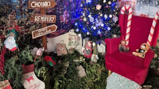 Zdjęcie przedstawia wnętrze chatki Mikołaja