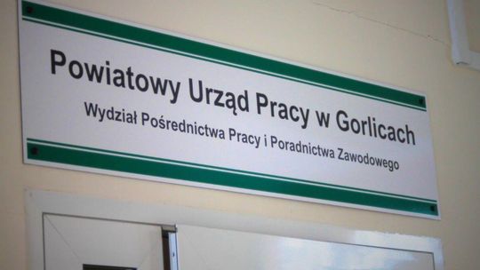 zdjęcie przedstawia tablicę nad drzwiami wejściowymi