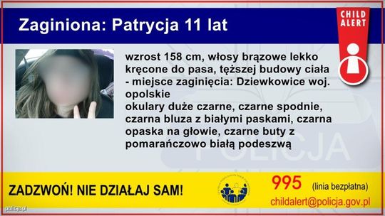 zdjęcie przedstawia planszę ze zdjęciem dziewczynki w okularach, child alert