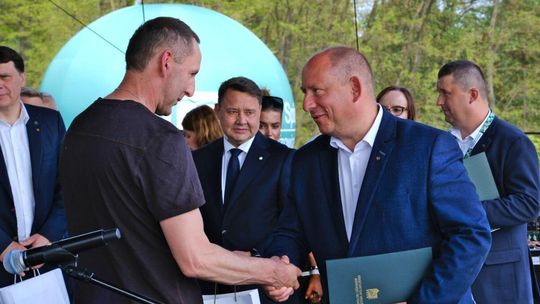 Rolnik z powiatu gorlickiego został „Chłopem Roku 2026” zdjęcie przedstawia Jana Klęczara i Andrzeja Barna