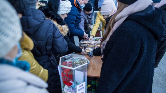 Ciasto dla Kuby zakończone sukcesem! Zbiórka trwa nadal – kolejne dobre dusze ruszają z pomocą