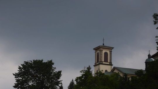 Ciemne chmury nad Gorlicami. Synoptycy prognozują burze z gradem.