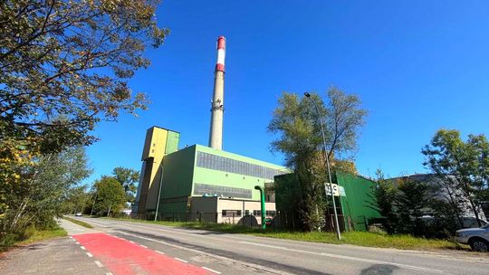 budynek zakładu, nad którym góruje komin