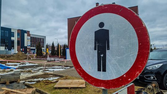 Co dalej z pracami na gorlickim rondzie przy ul. 11 listopada? zdjęcie przedstawia znak z kształtem człowieka