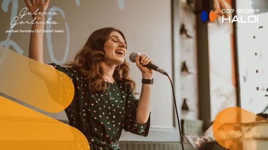 zdjęcie przedstawia śpiewającą kobiete