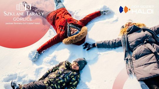 zdjęcie przedstawia dzieci na śniegu