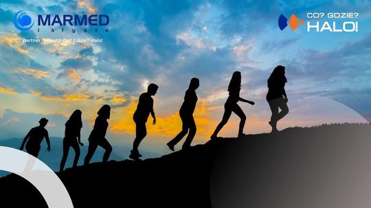 zdjęcie przedstawia spacerujących ludzi