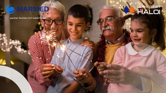 zdjęcie przedstawia dzieci z babcią i dziadkiem